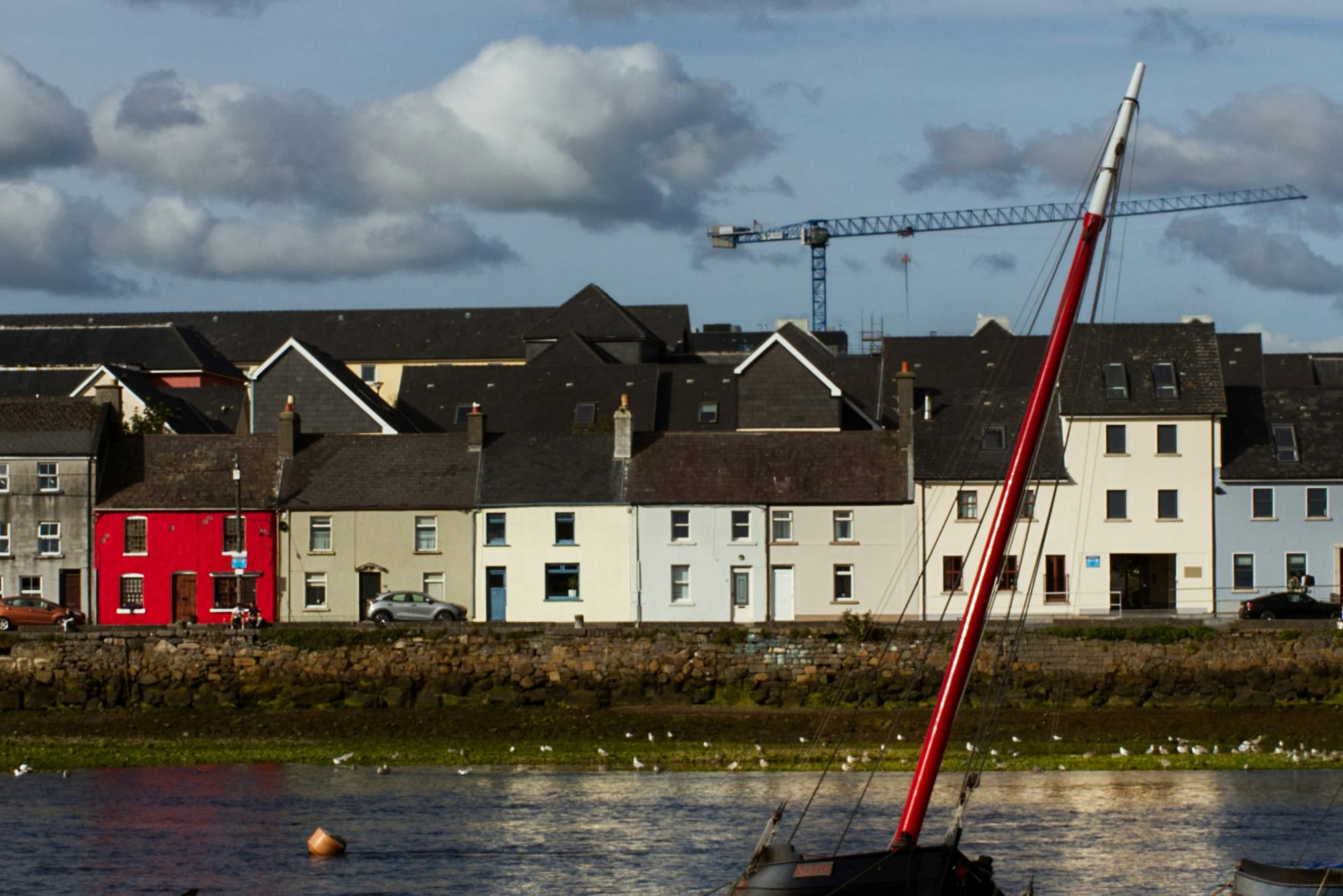 Houses and boats round waterbody.