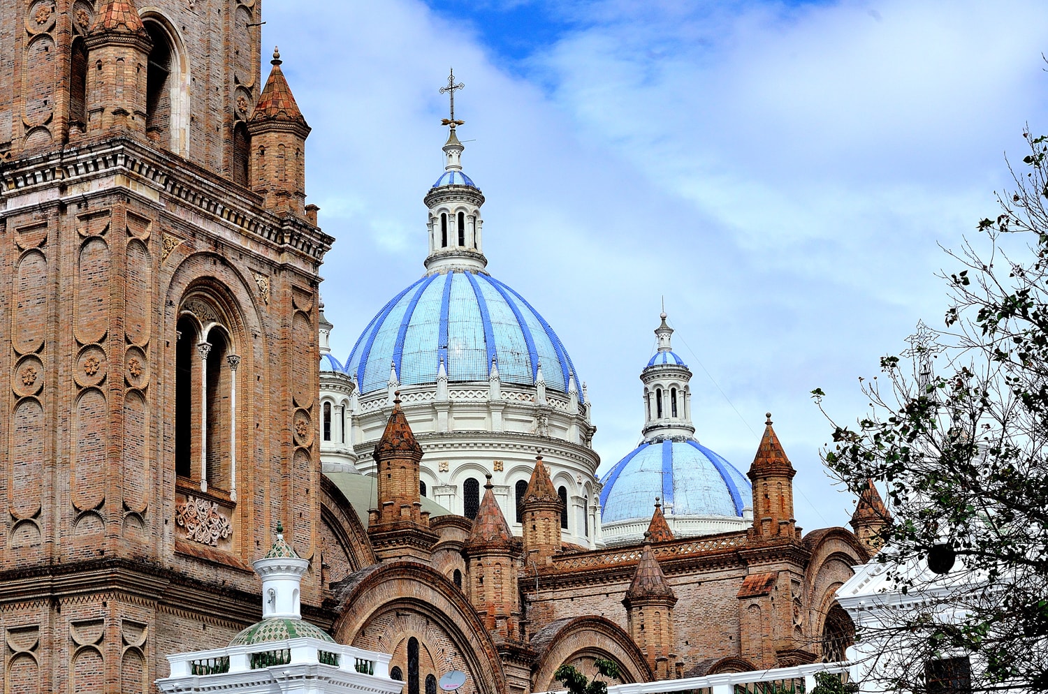 Catedral de la Inmaculada Concepción, stone buildings with white cupolas with blue domes