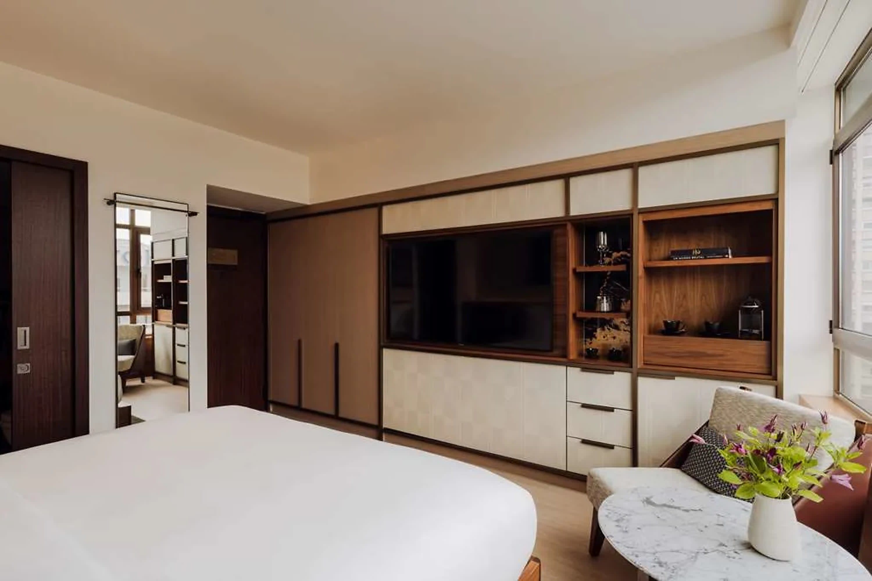 Minimalist Japanese theme in an otherwise spacious Western hotel room