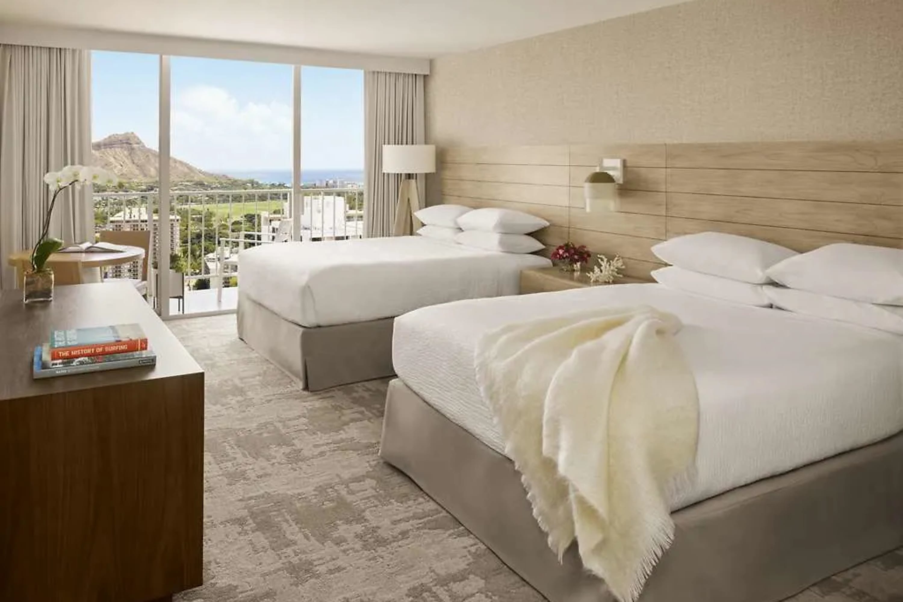 Spacious double room with a contemporary theme and views of Diamond Head