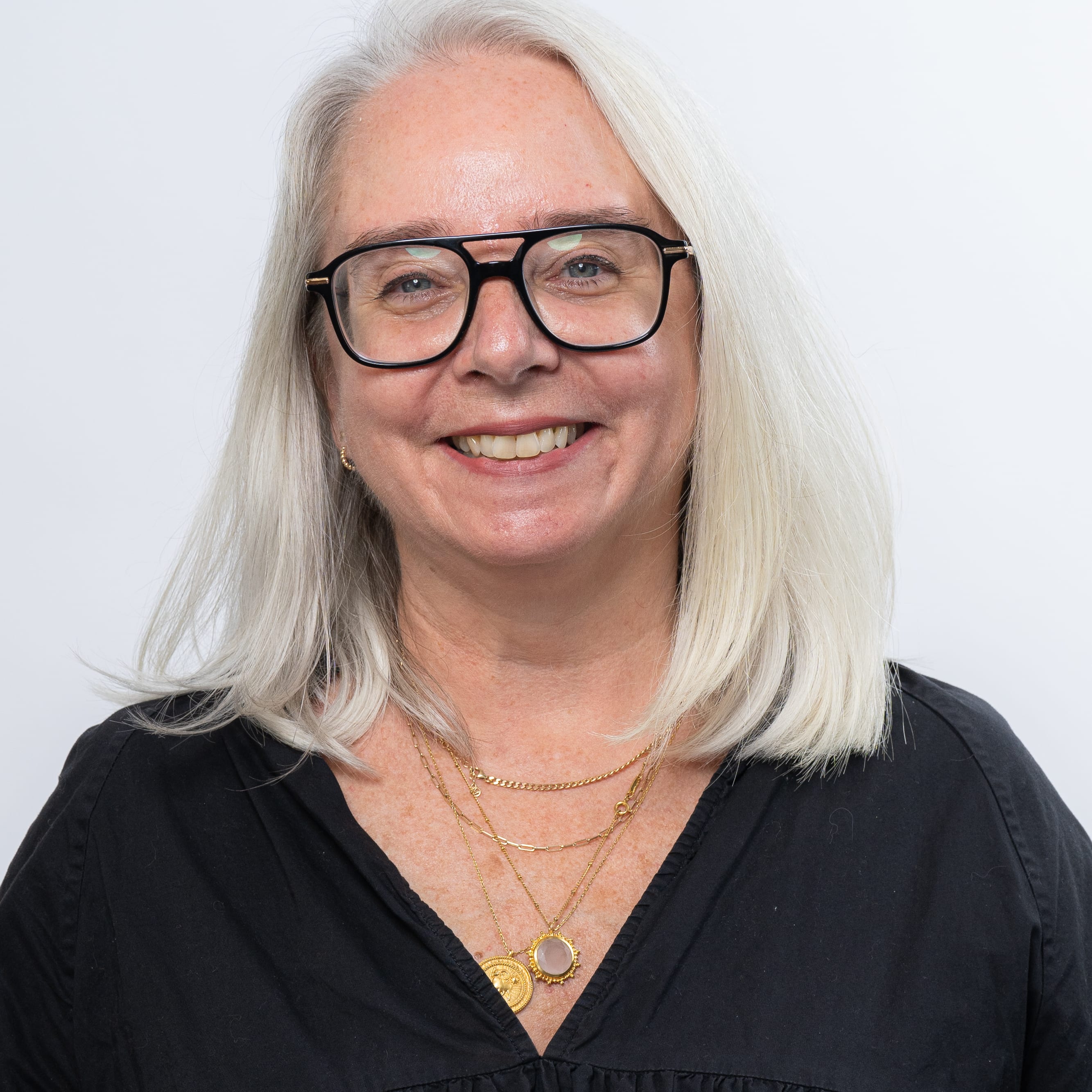 Fora Author Leslie Overton