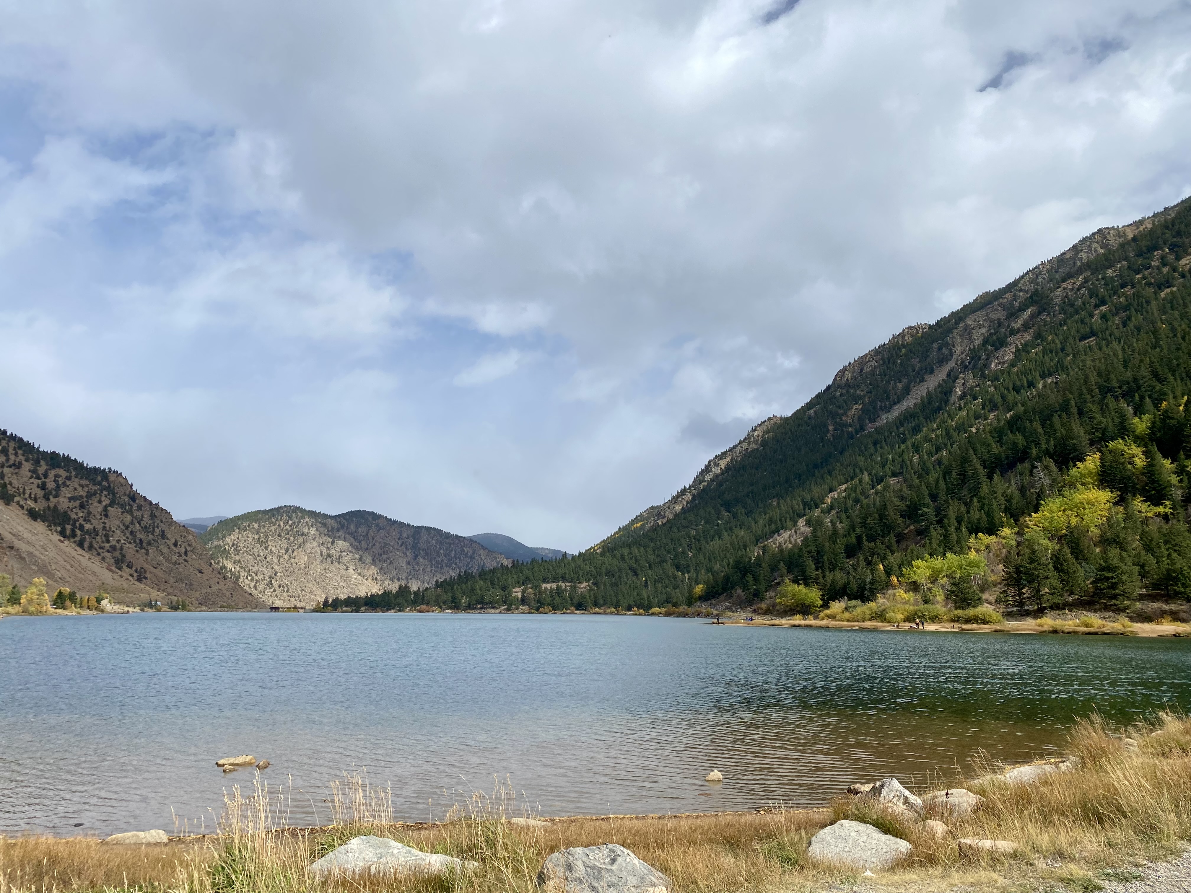 Beautiful view of a lake surrounded by mountains on a sunny day