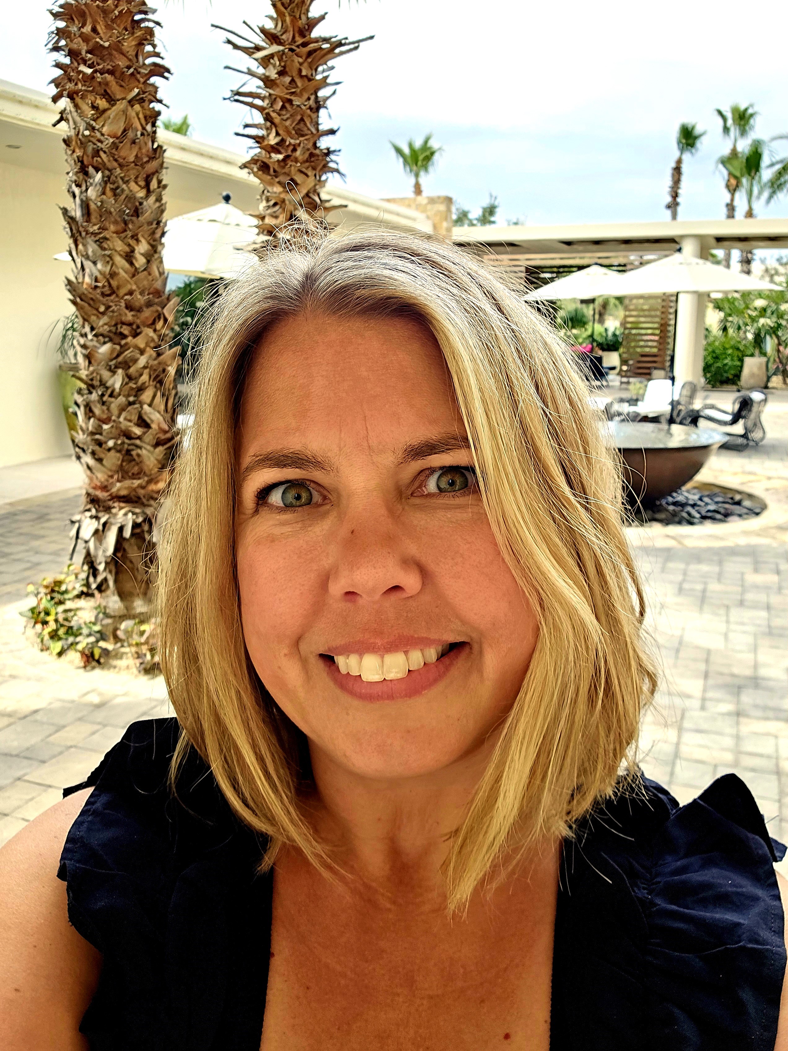 Fora Author - Carly Simon