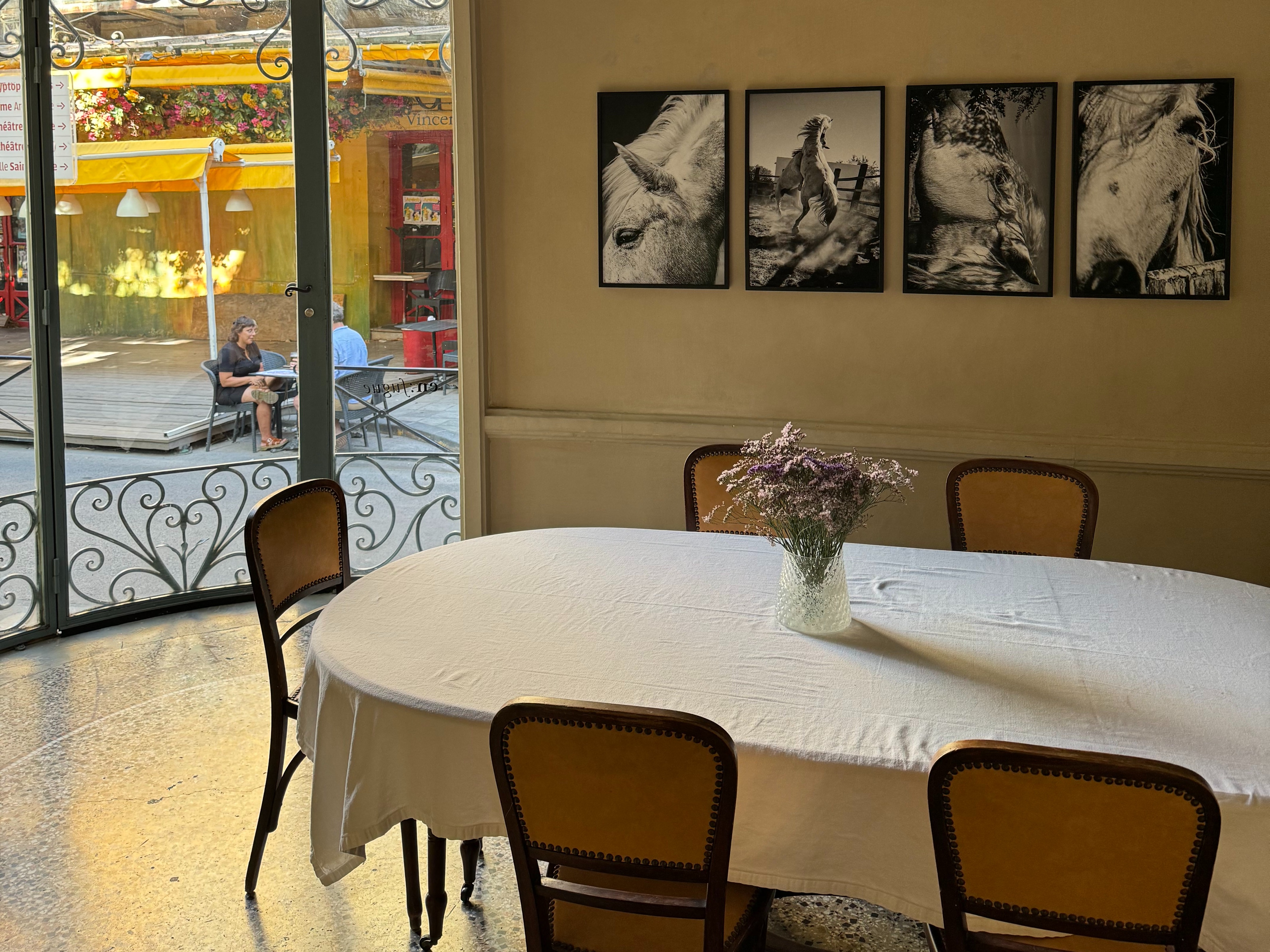 dining-area-with-the-street-view-provence-travel-guide