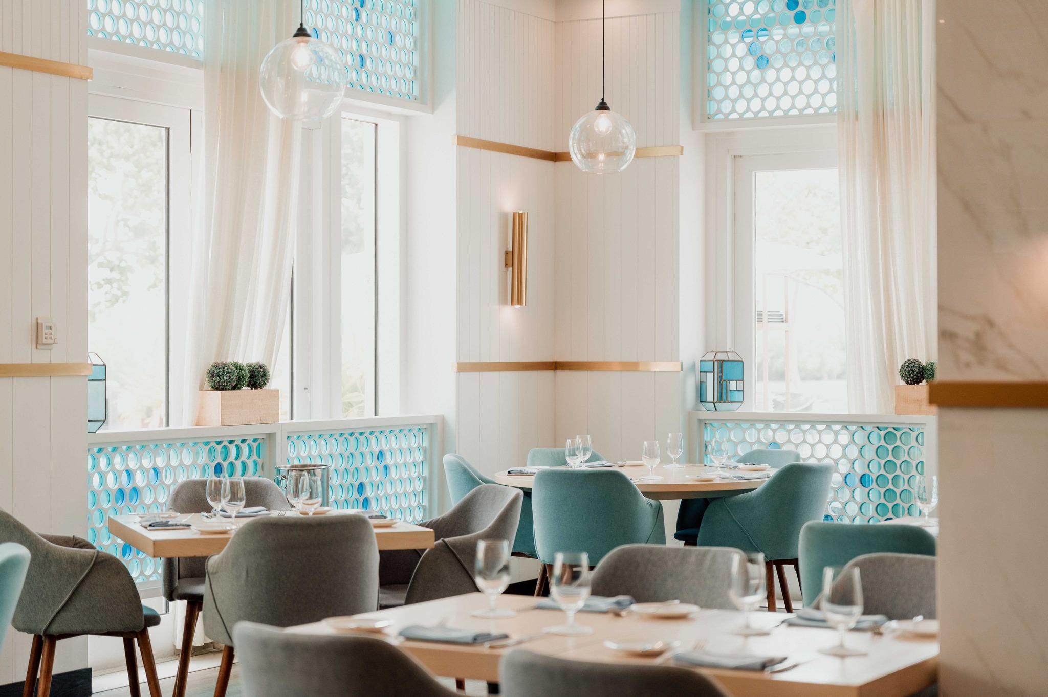 Agua Restaurant & Lounge offers a quaint and brightly-lit dining room with spacious tables.