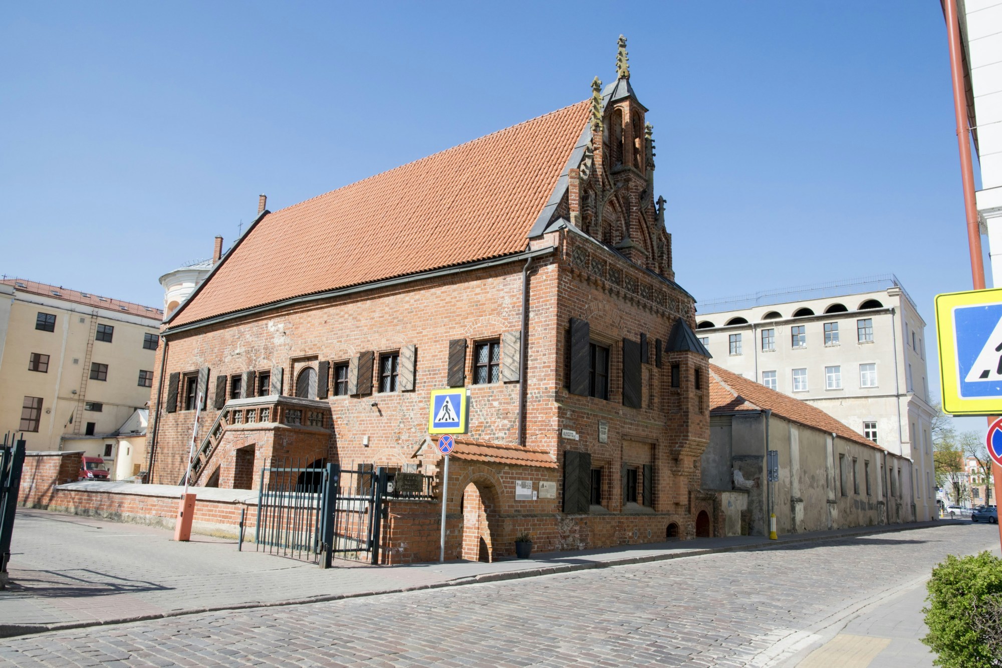A large brick building in a city street