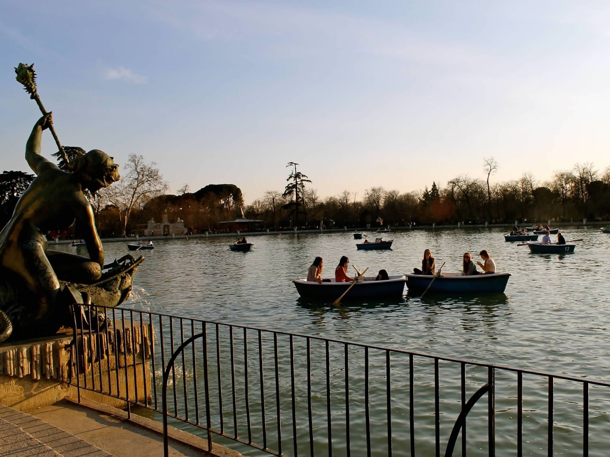 serene-lake-scene-madrid-travel-guide