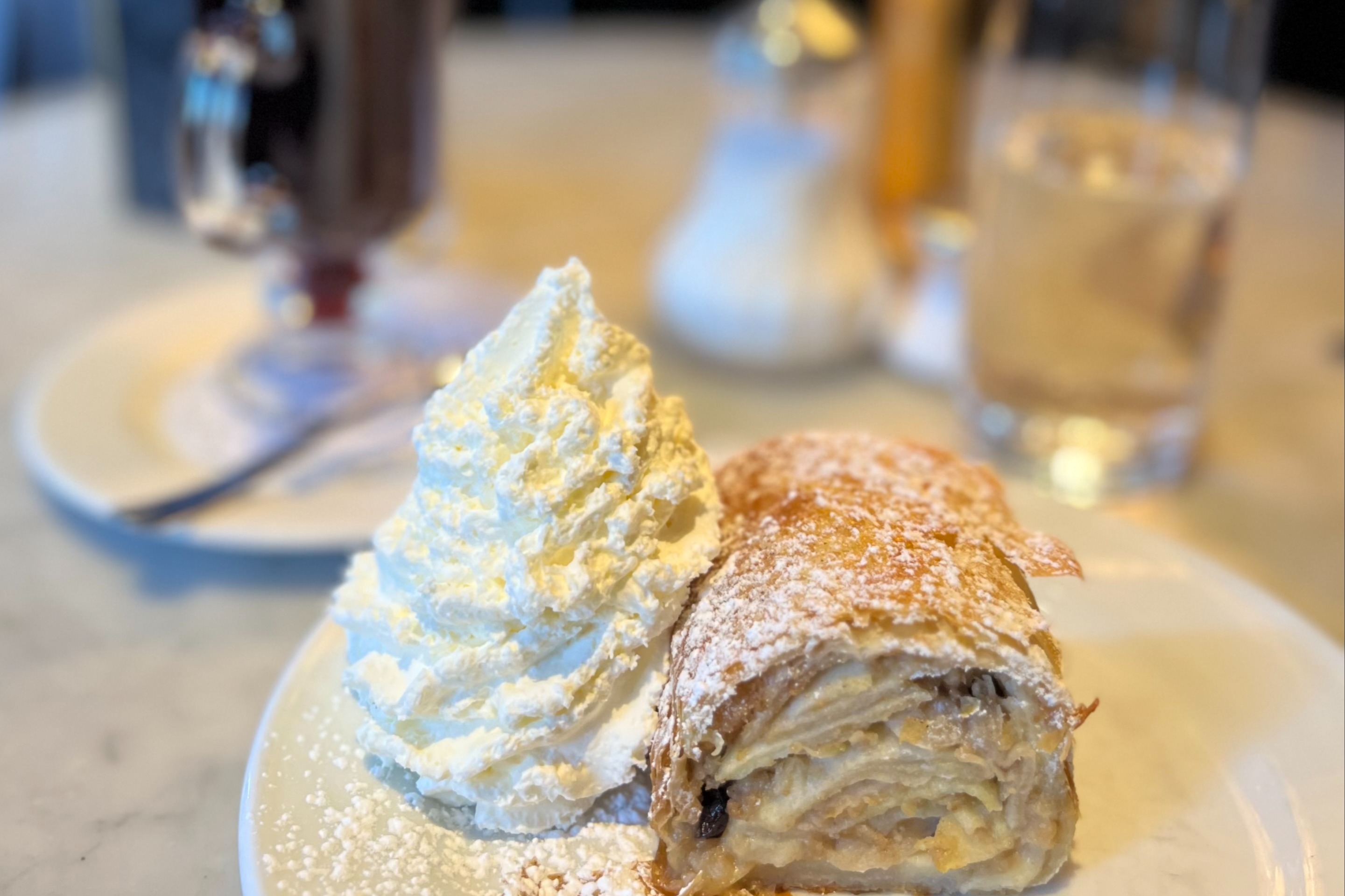 Cafe Sabarsky gluhwein and apfel strudel.