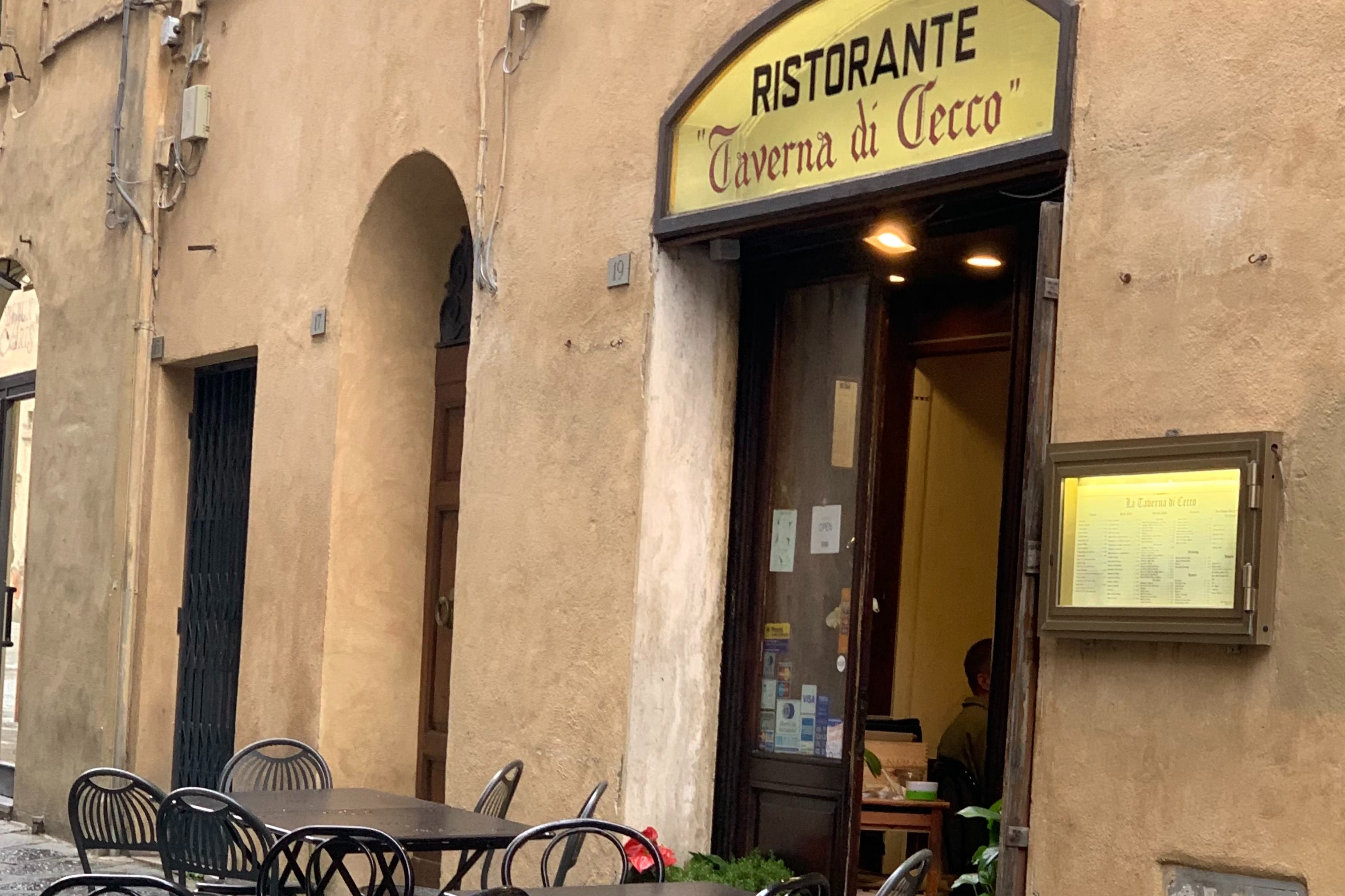 Plain restaurant entrance with a sign for "Ristorante Taverna di Cecco."