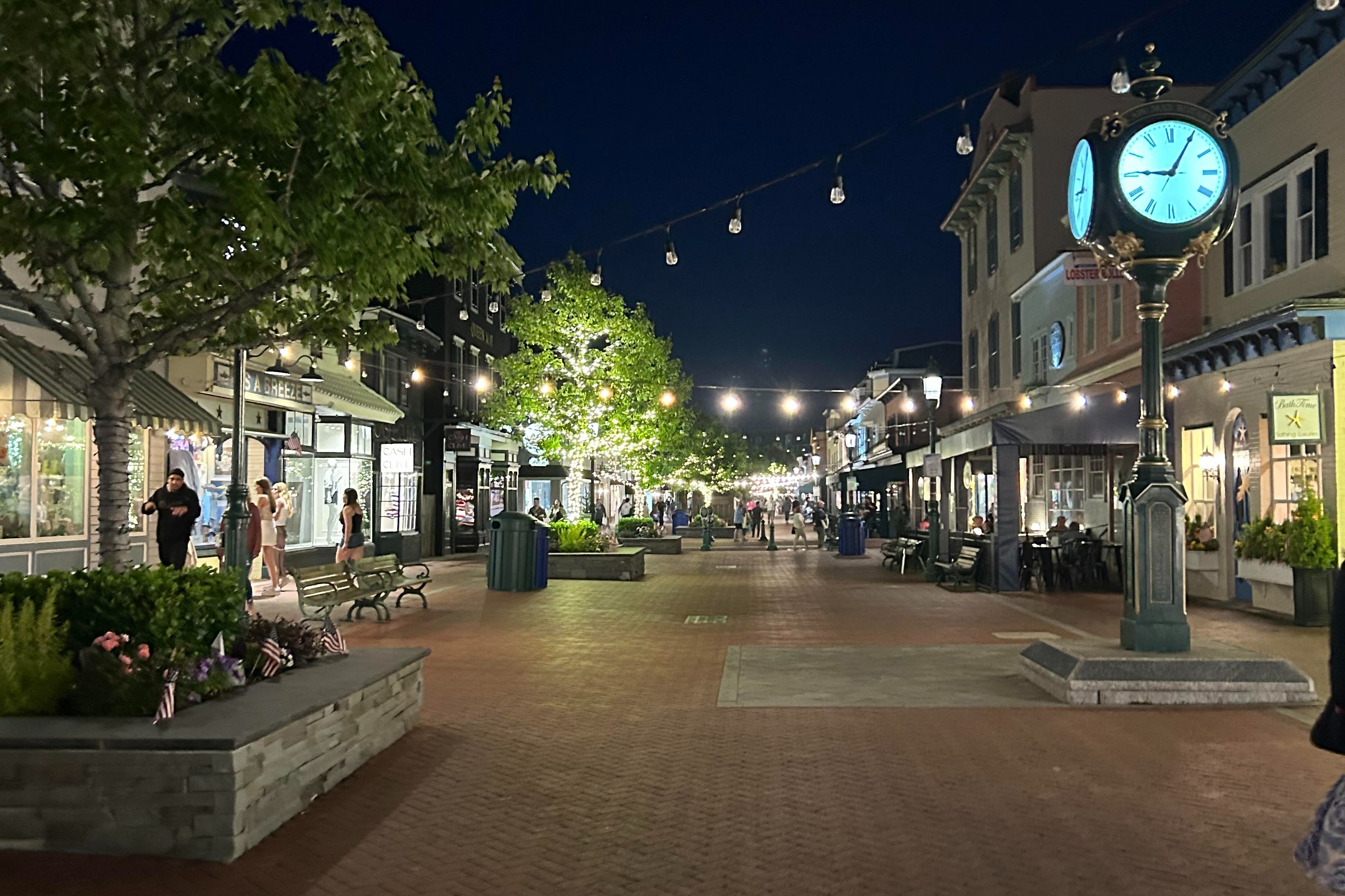 After shopping, you can dine in one of the eateries at Washington Street Mall.