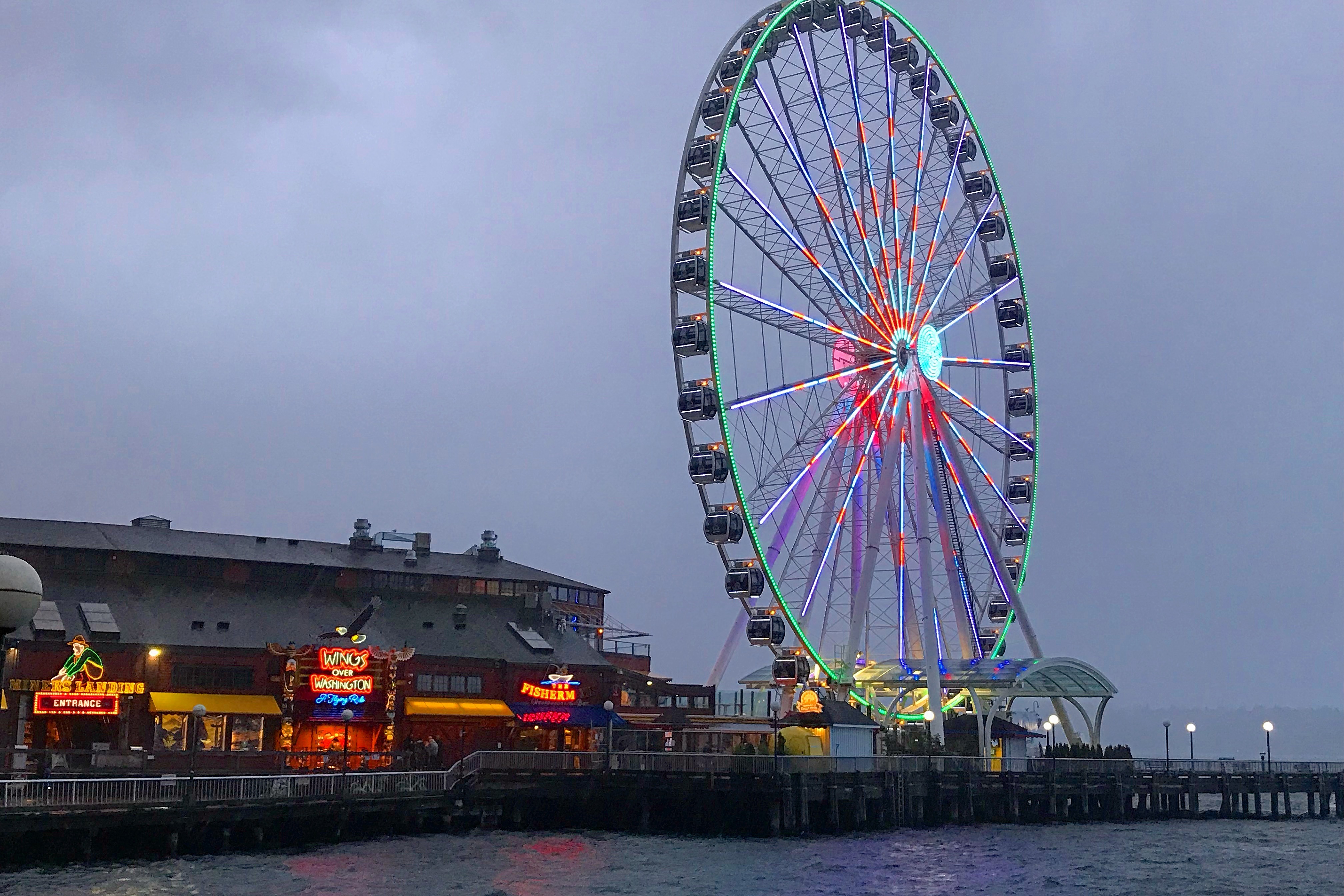 A view of The Seattle Great Wheel when you dine in the restaurants near it.