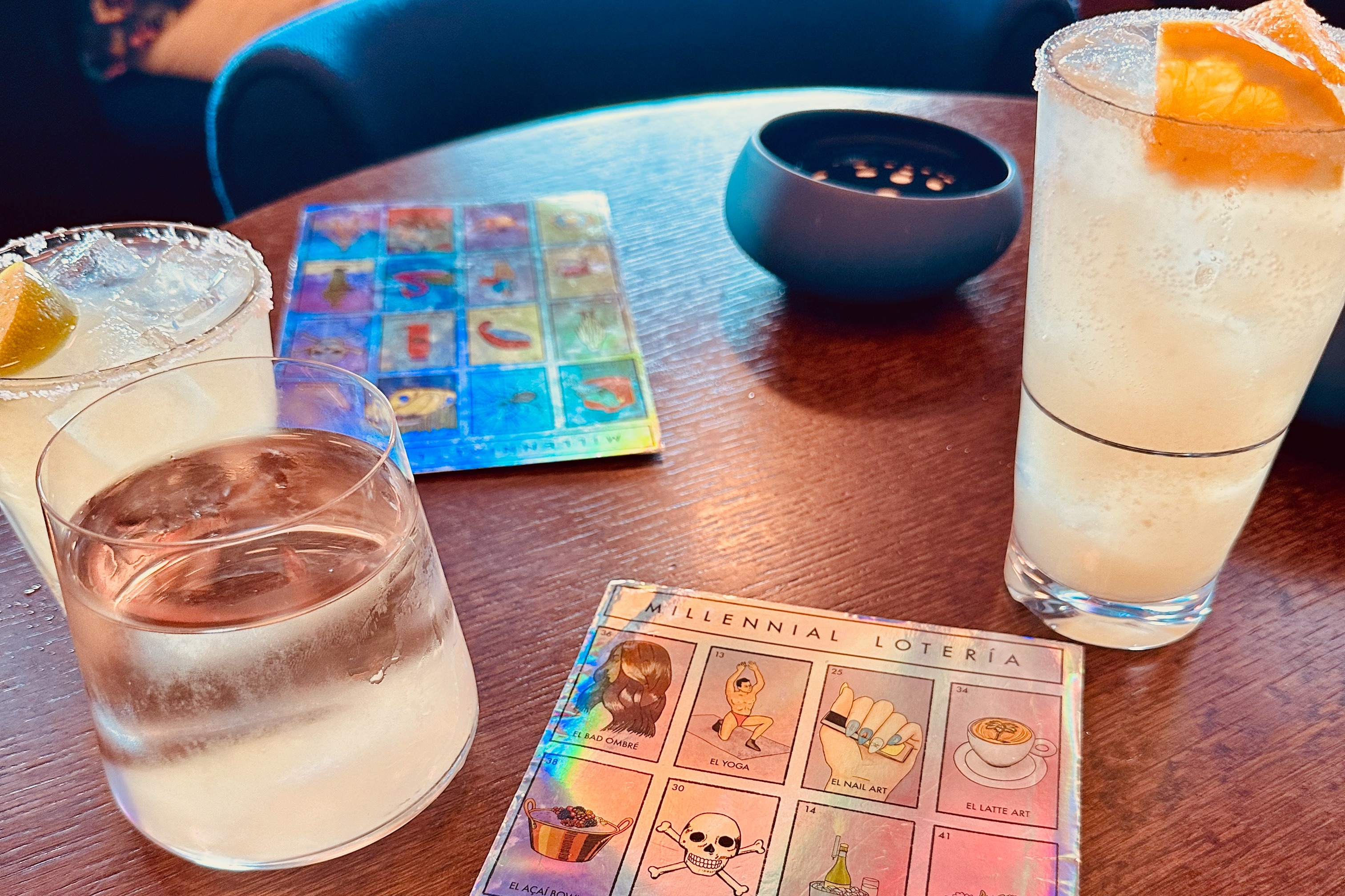 Lotería Gigante includes cocktail demos while playing.