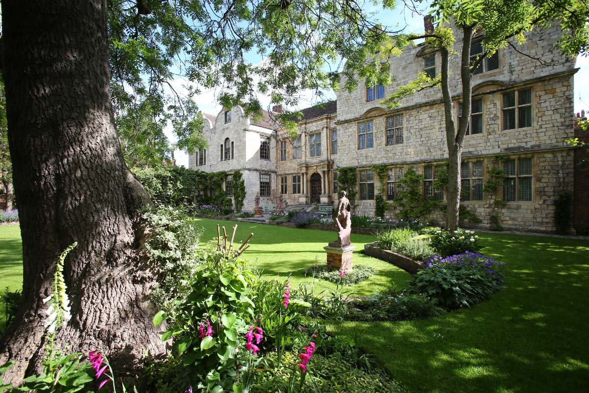 garden view and building park in york