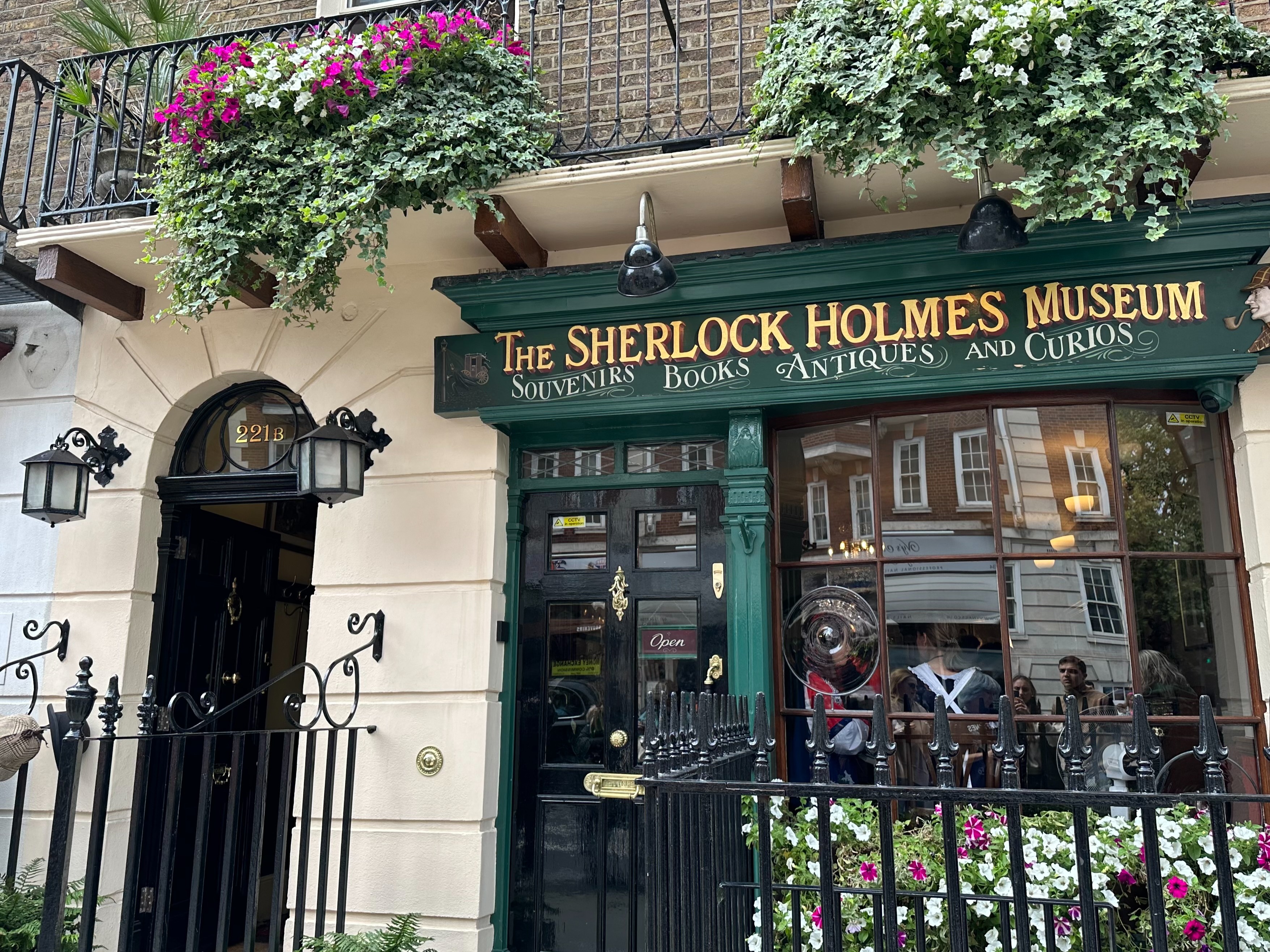 A picture of the Sherlock Holmes Museum exterior during daytime.
