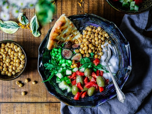 A black bowl full of vegetables