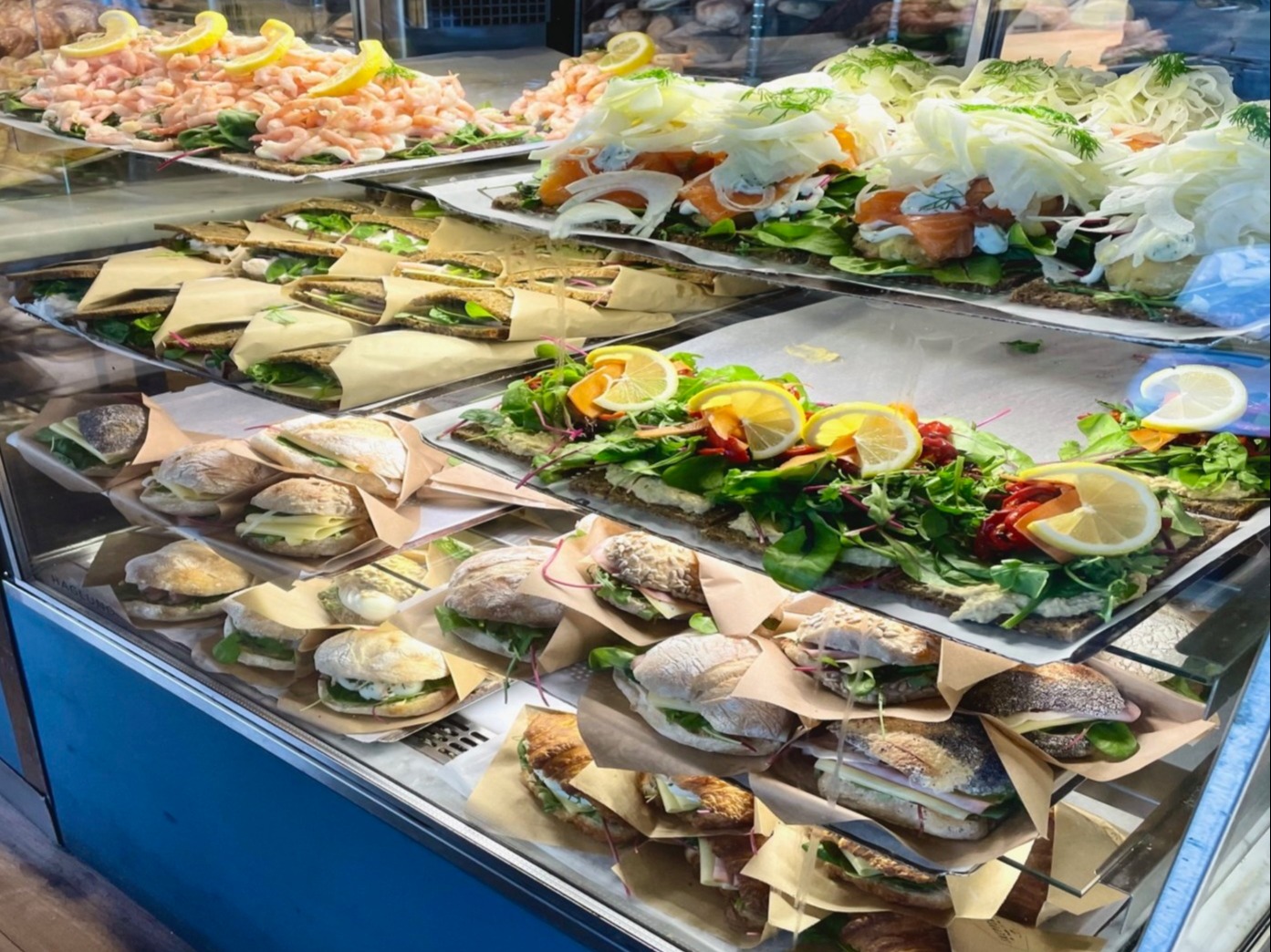 A picture of a 100% organic craft bakery with food items on display.
