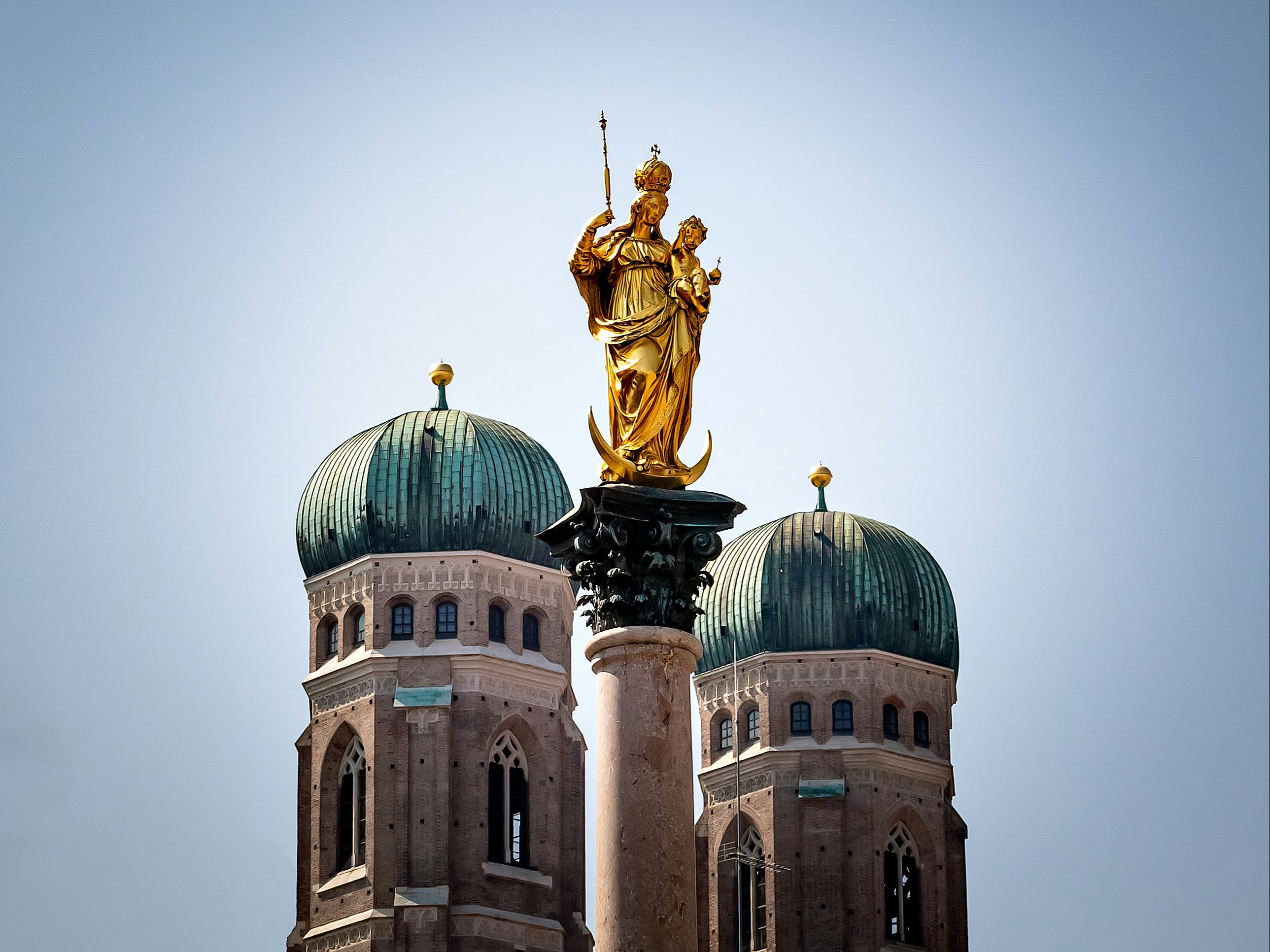 A picture of the Marienplatz statue in Munich.