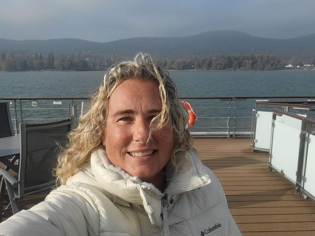 Fora Author - Amanda Logan