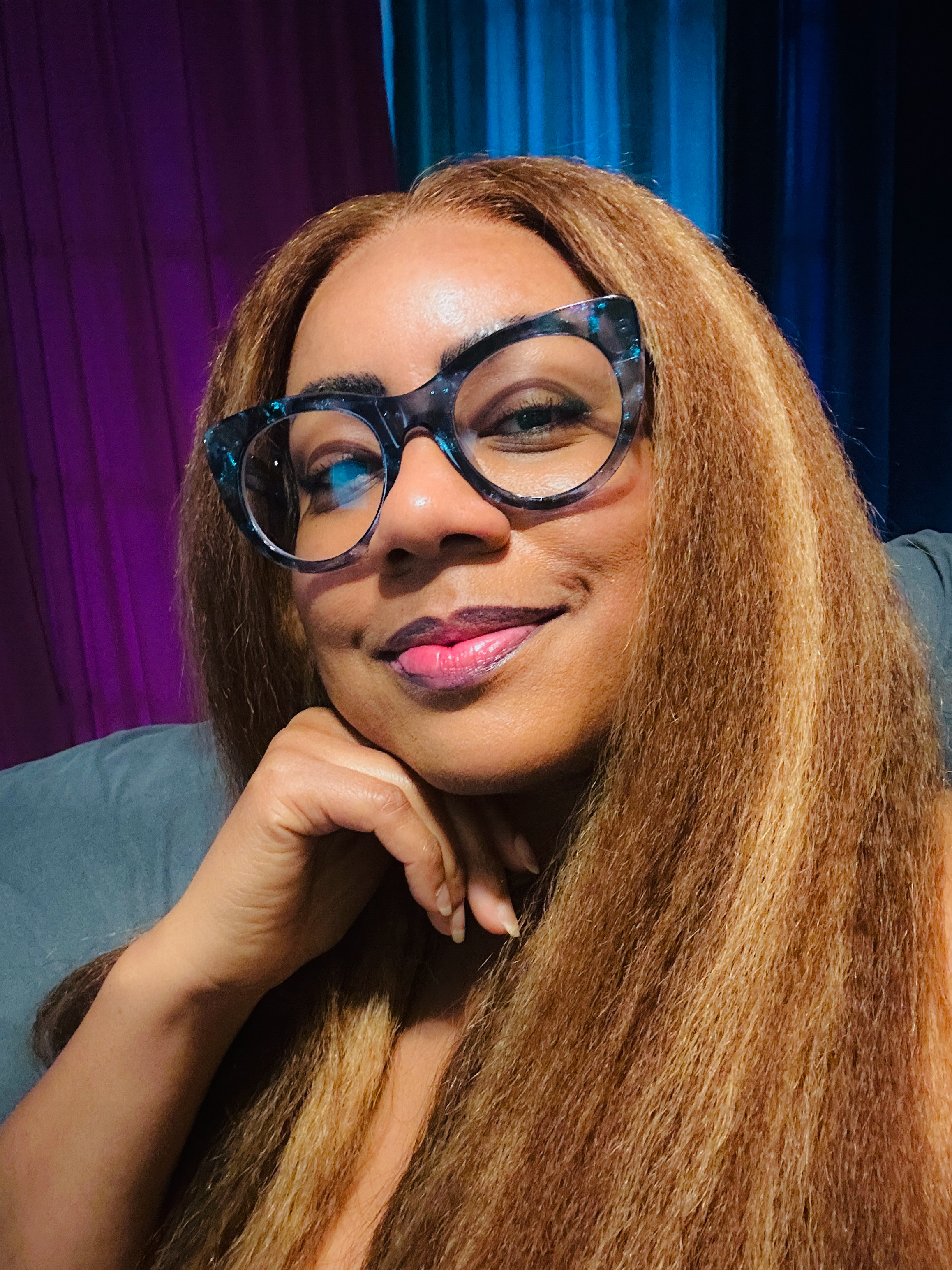 Fora Author - Cristina Tenille