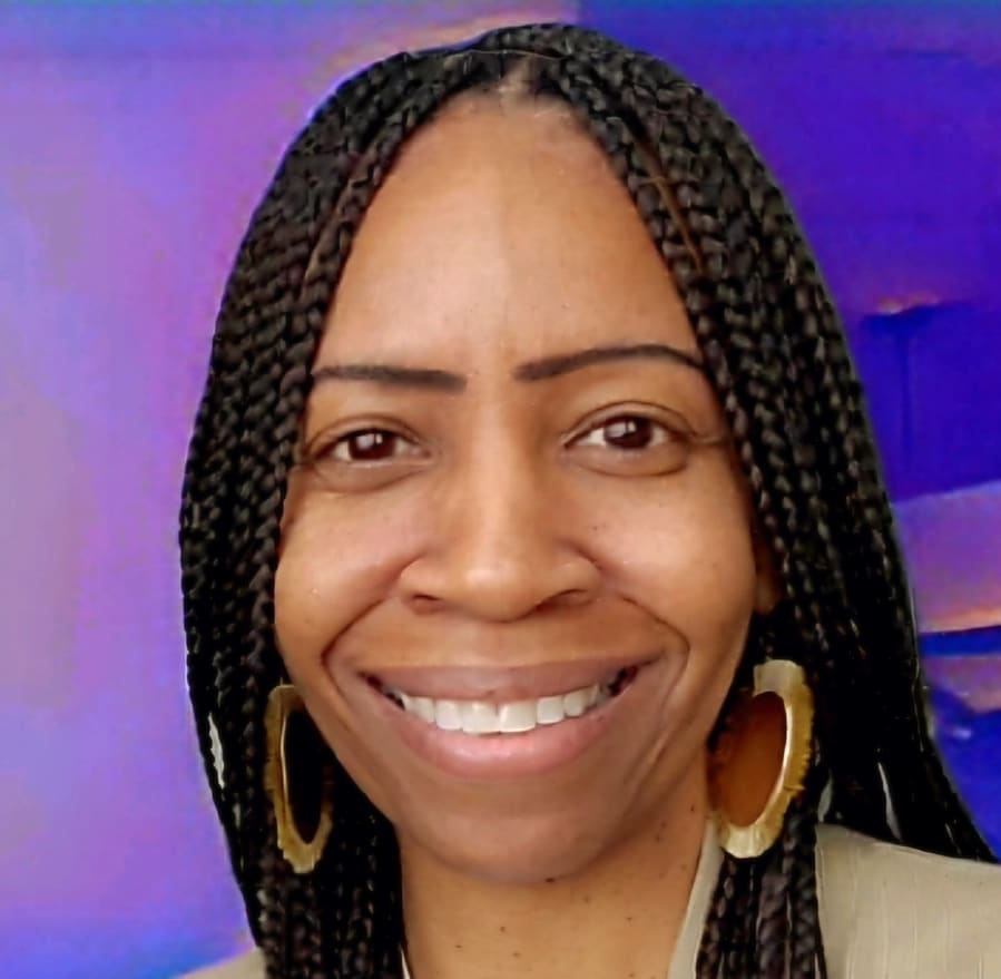 Travel Advisor - Crysta Fox