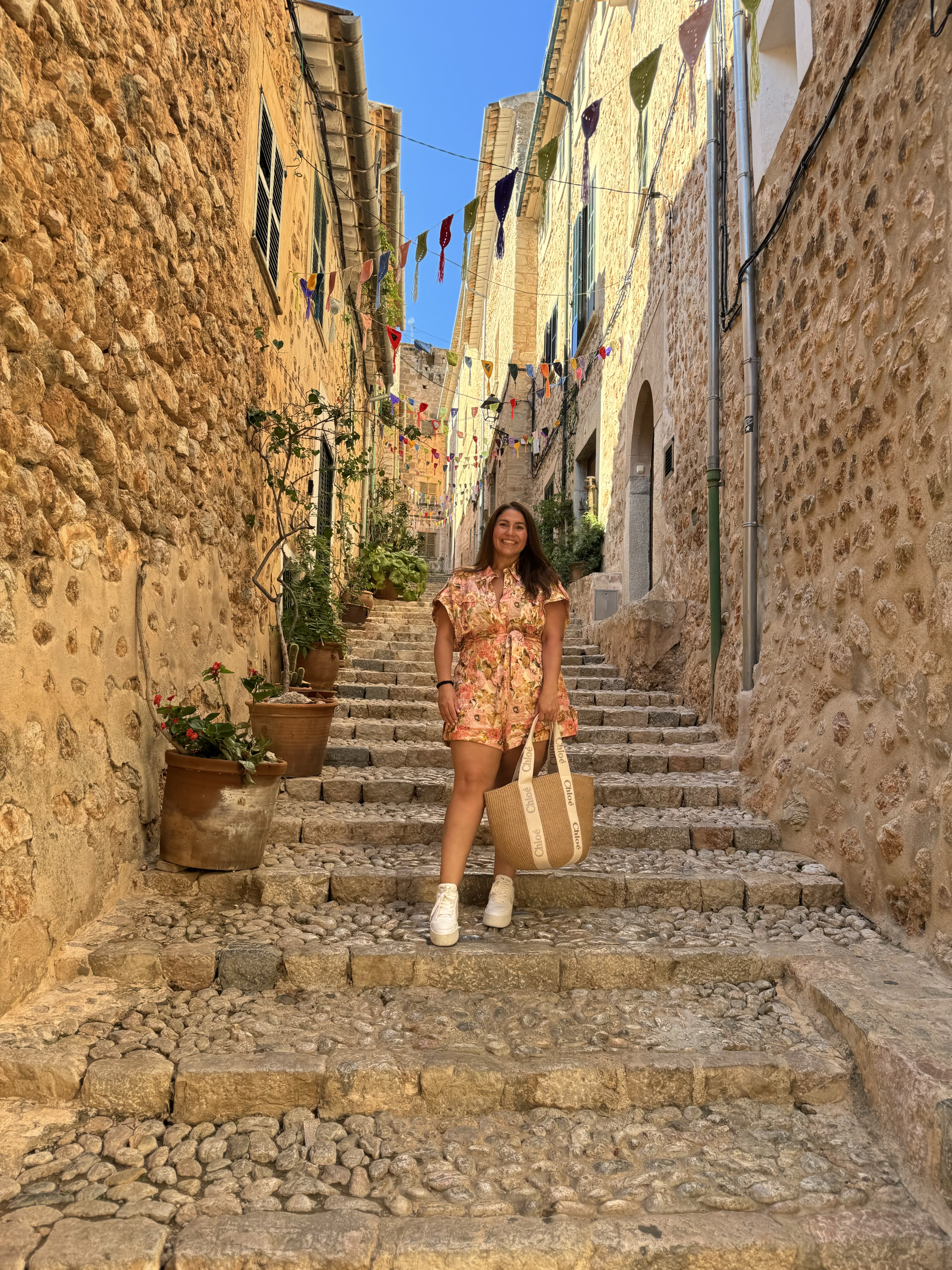 Sachy Comesana curated by Sachy Comesana