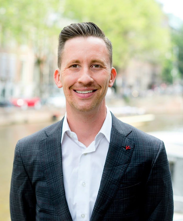 Fora Author - Sandon Smith