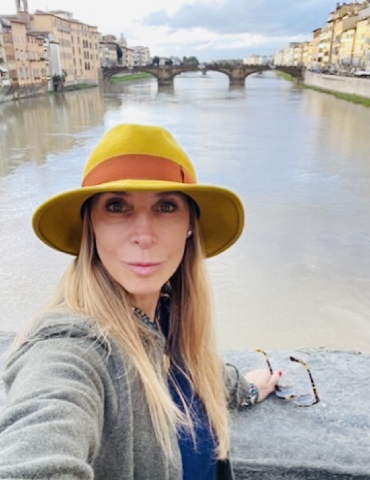 Fora Author - Vanesa Hart