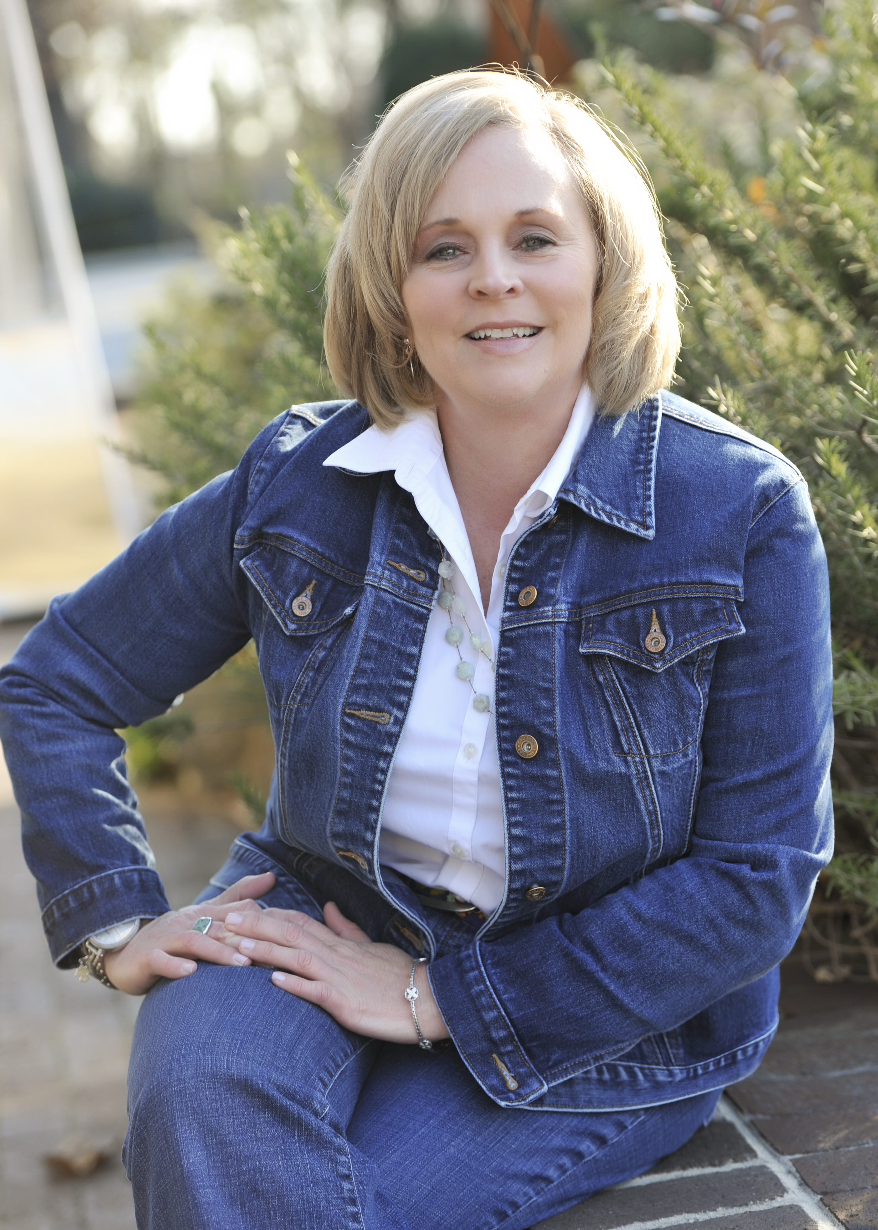 Fora Author - Linda Saye