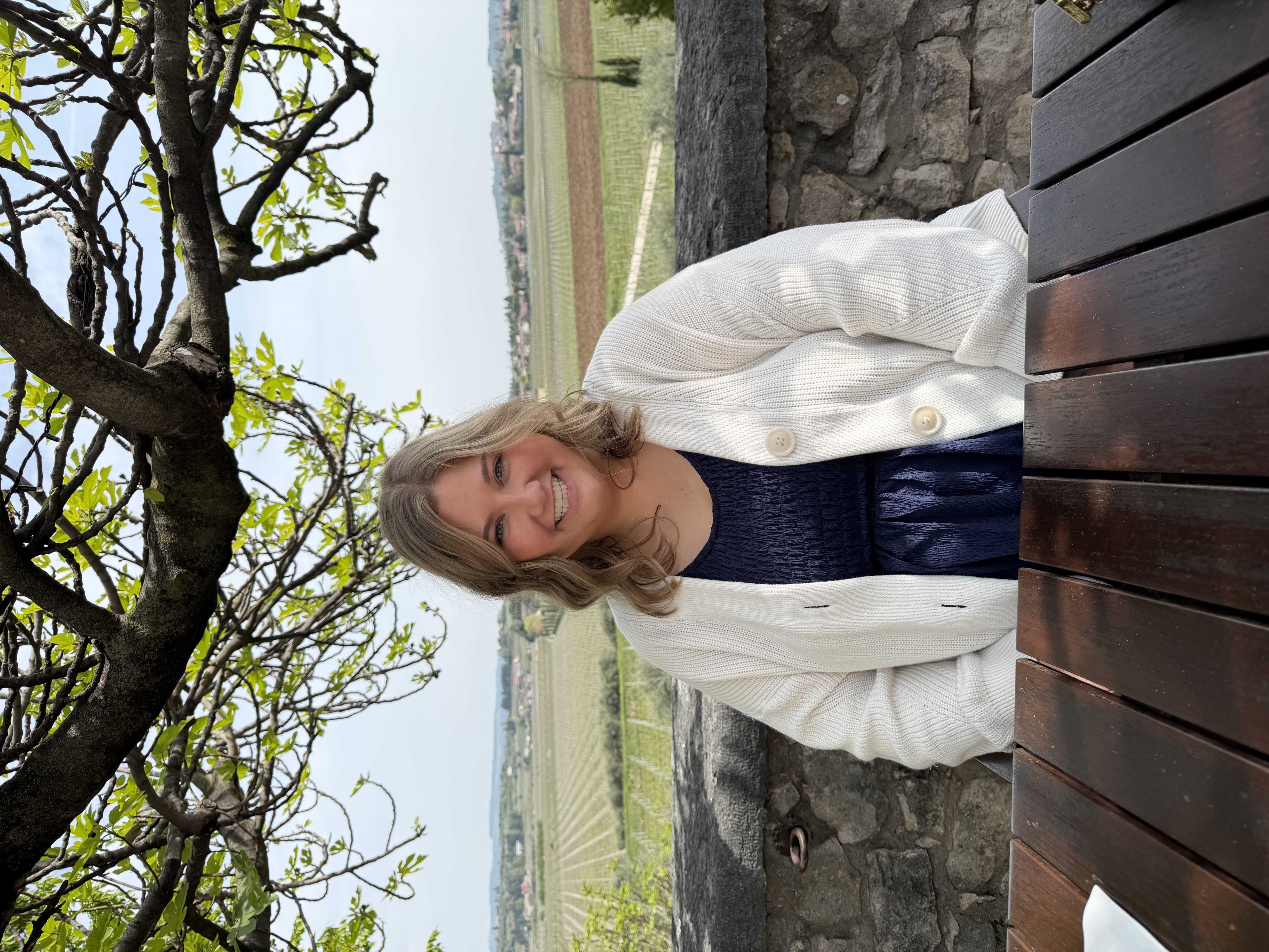 Fora Author - Ellie McNeil
