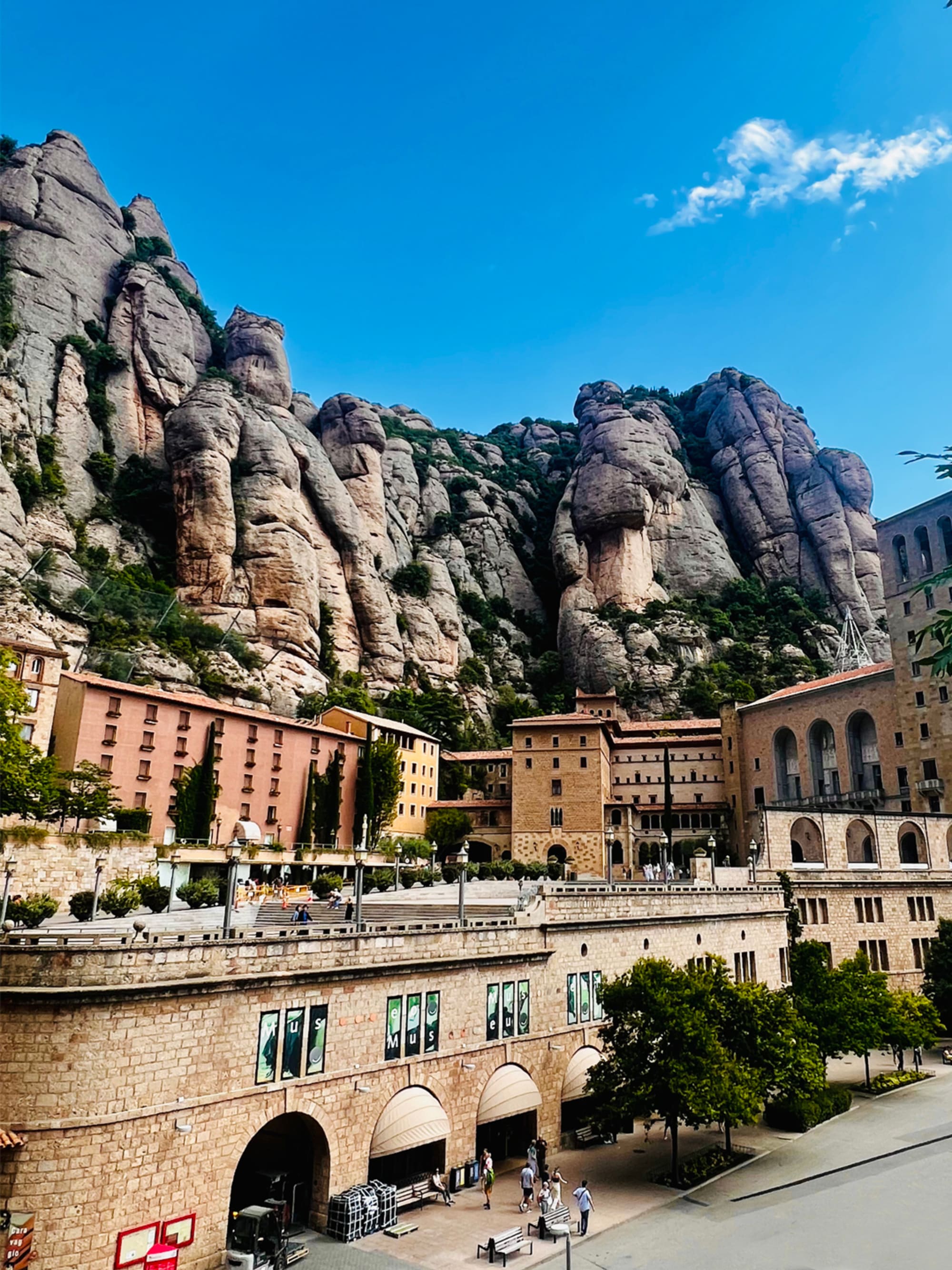 Advisor - The Ultimate Spain Itinerary: Exploring Cities, Andalusian Charm and Scenic Beaches