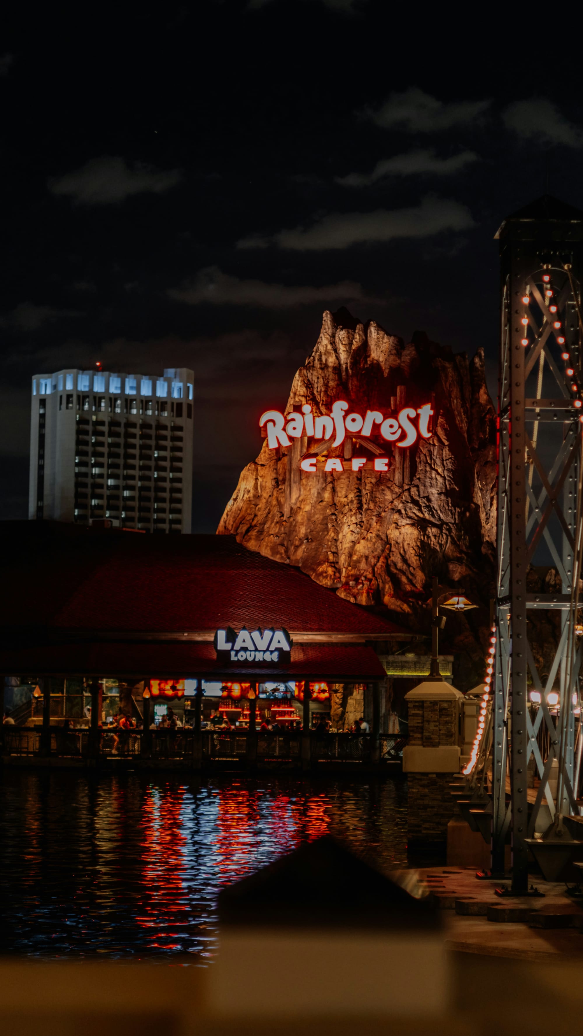 Advisor - Disney Springs Uncovered: A Guide to Dining, Shopping and Activities