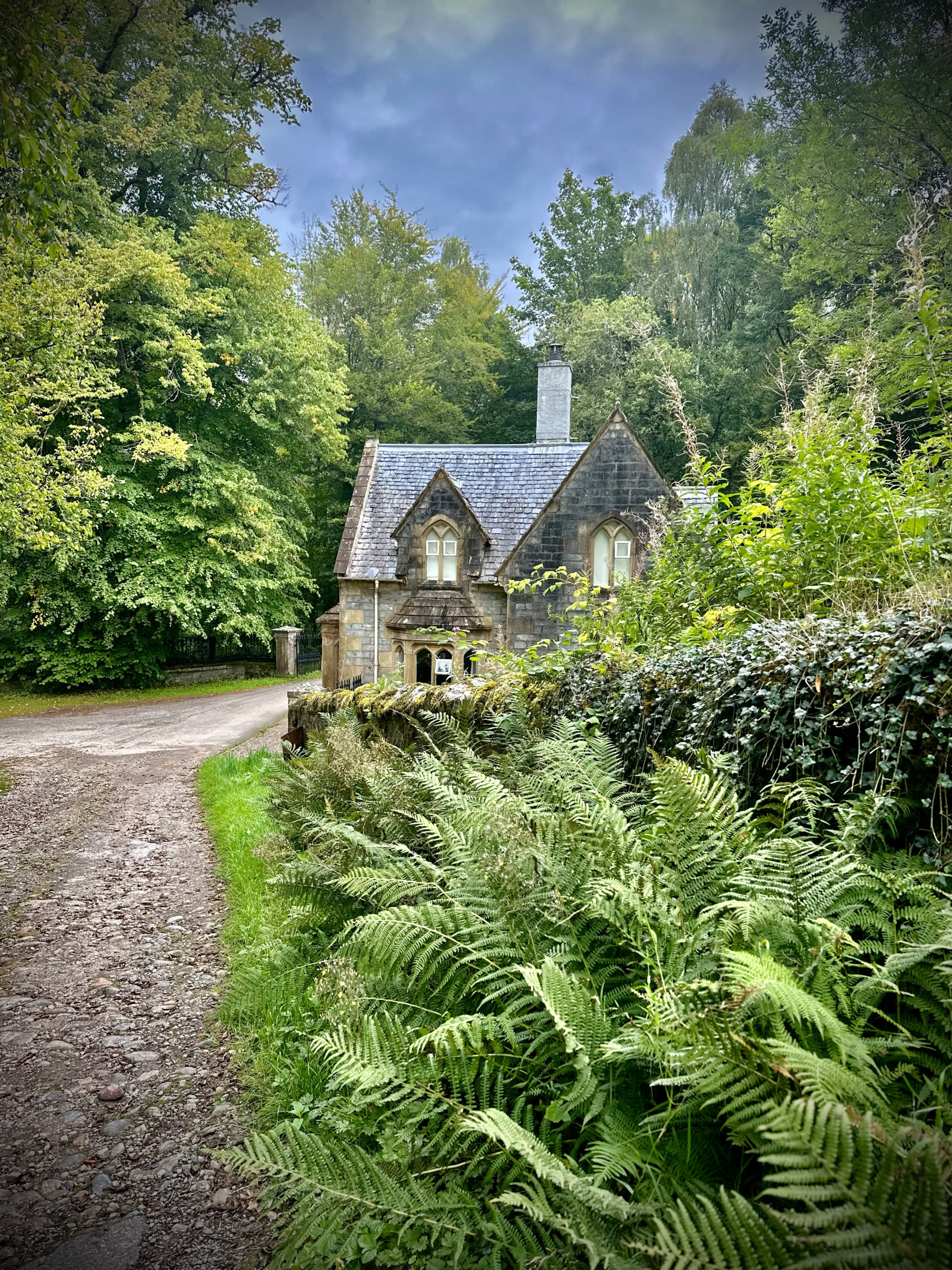 Scottish Highlands cottage picture during daytime