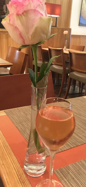 Advisor - Effervescent Paris: The Champagne Edit