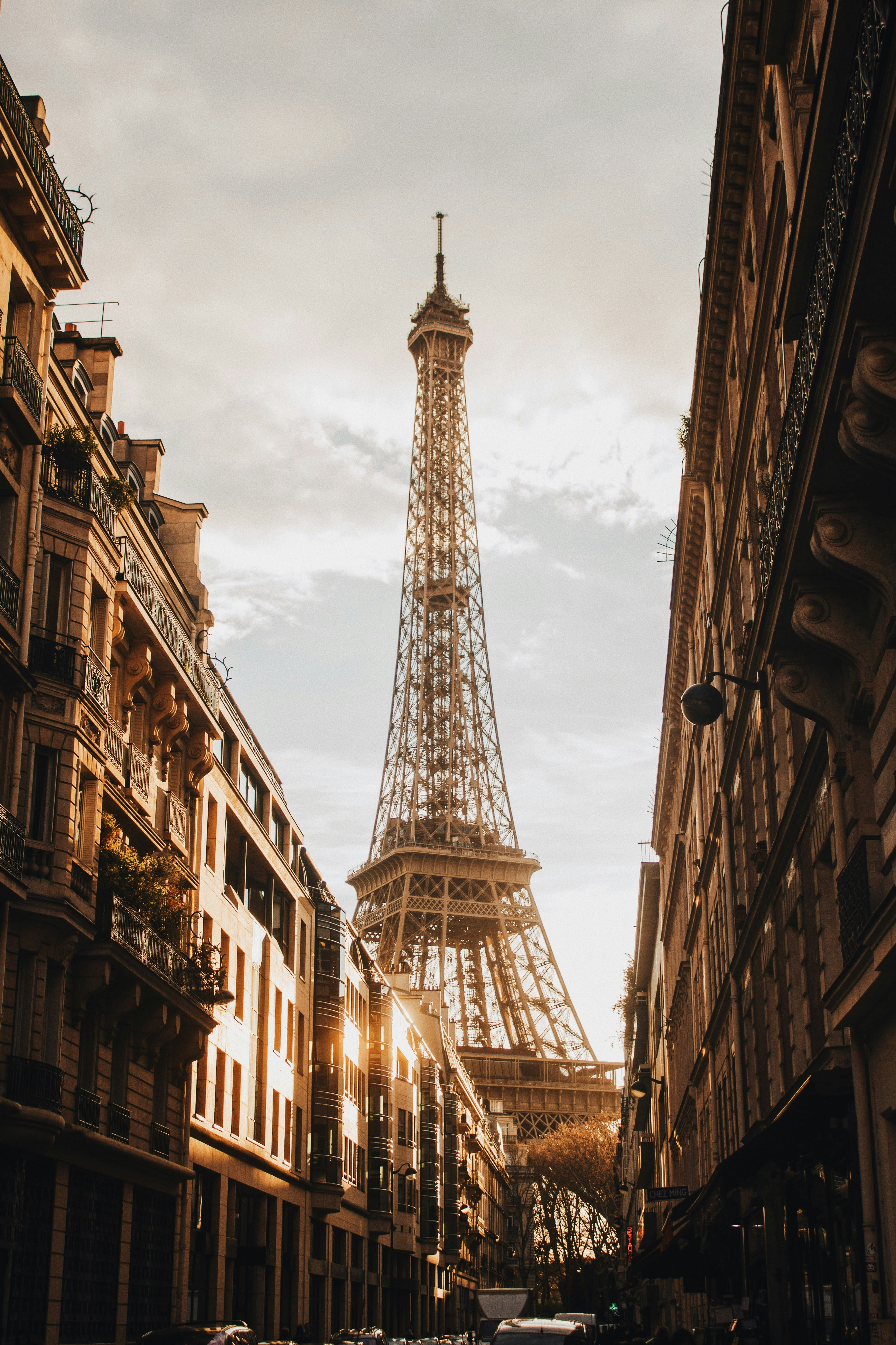 Le Jules Verne: Where Paris Serves Romance on a Silver Platter