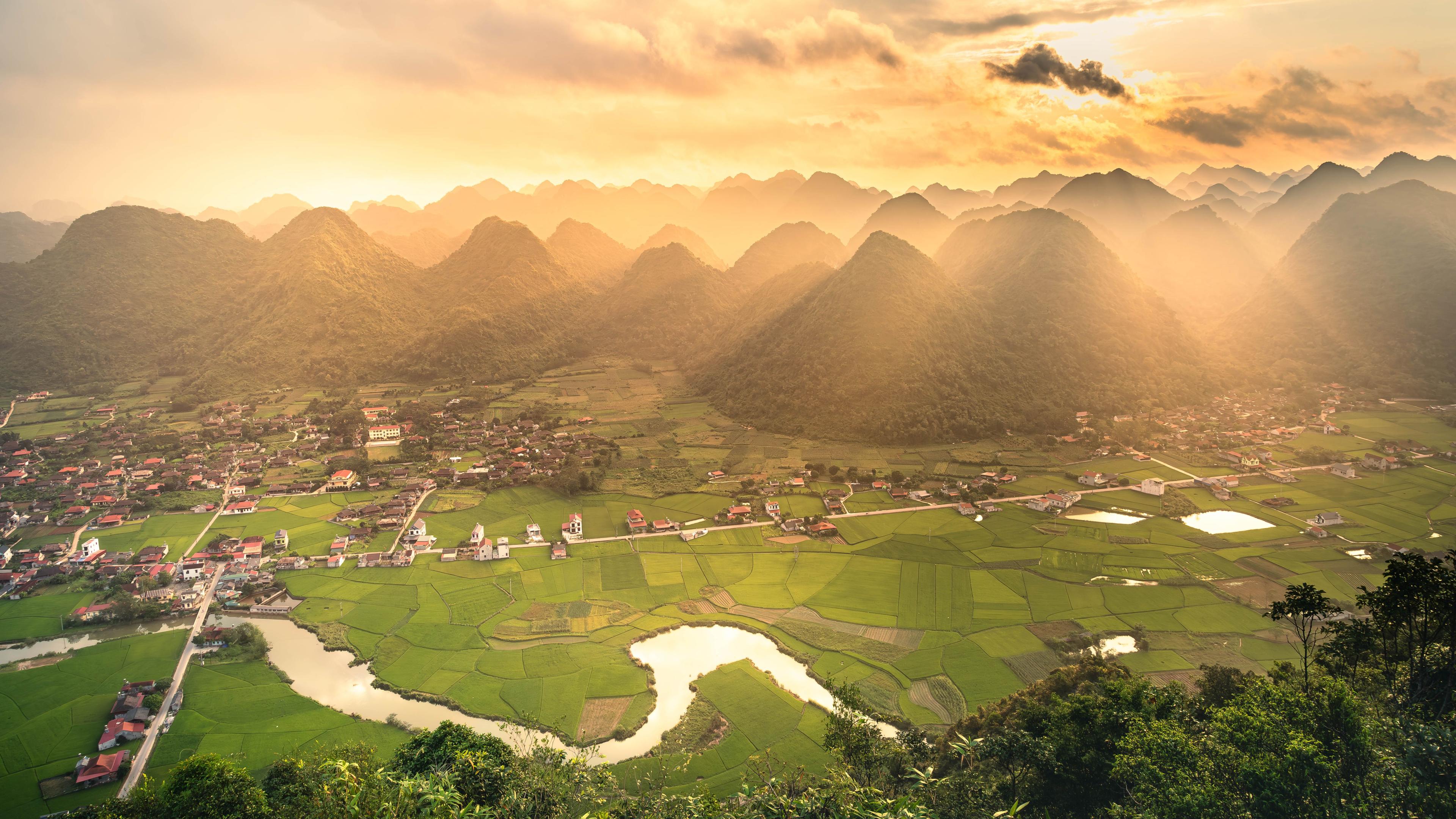 Advisor - Beauty and Contrasts: An Epic Journey Through Vietnam